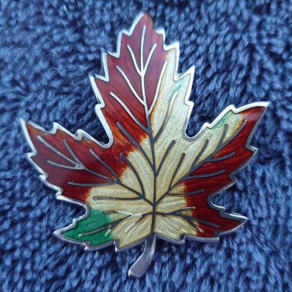 Mid-Century BMCO Canadian Maple Leaf Enamel Sterling Silver Lapel Pin Brooch - Picture 5 of 10